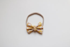 Small knot bow // mellow yellow