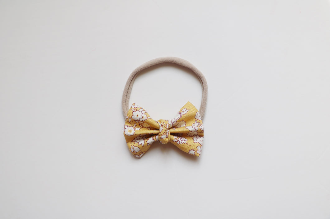 Small knot bow // mellow yellow
