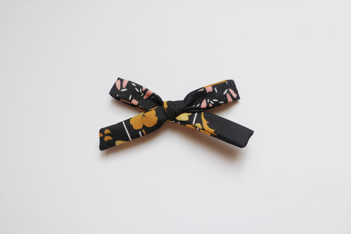 Petite bow // black musk