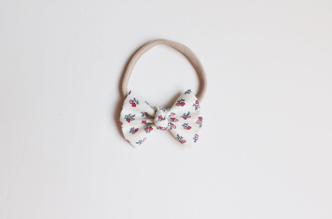 Small knot bow // white hearts