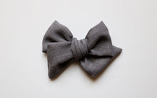 Load image into Gallery viewer, Linen bow // gris
