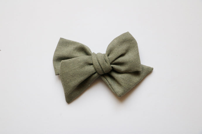 Linen bow // hunter