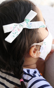 Petite bow // daisy