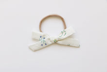Load image into Gallery viewer, Petite bow // daisy