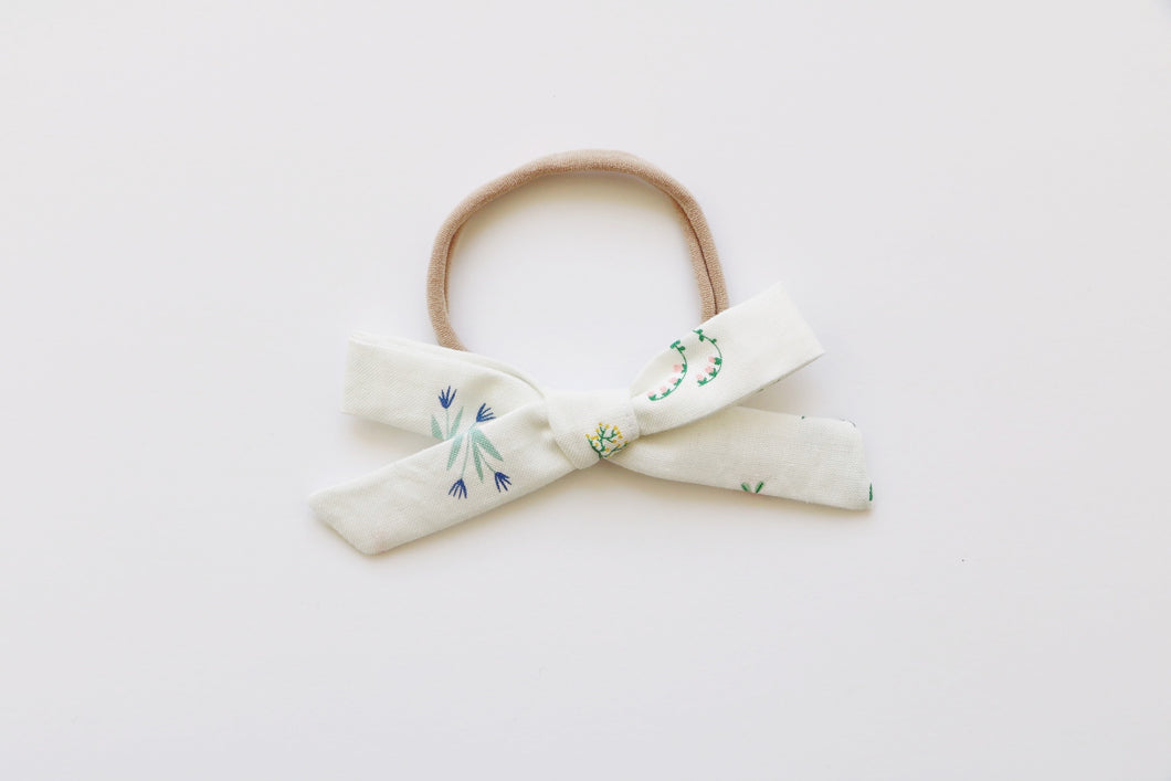 Petite bow // daisy