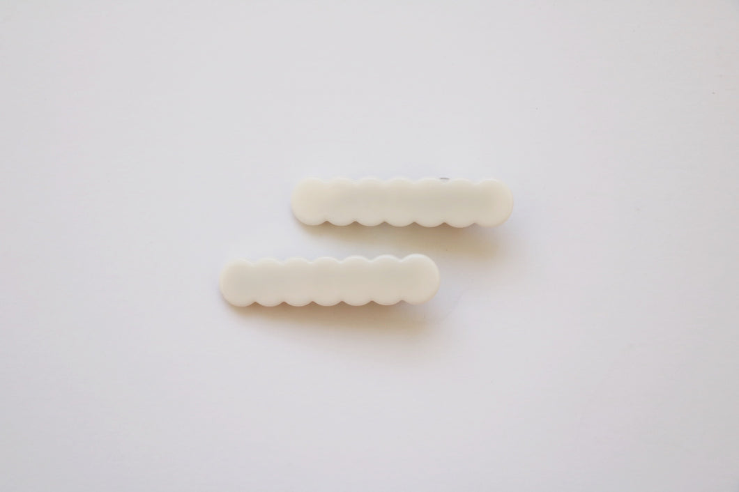 Scallop clip // cream